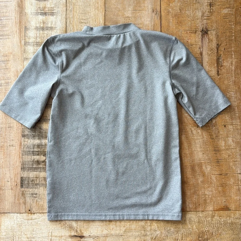 Cat & Jack Gray Rashguard M(8/10)